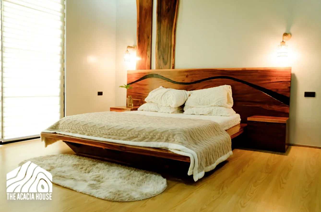 Bedroom with a live-edge wood headboard, wall lamps and a soft rug